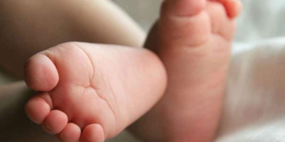 Κύκλωμα εμπορίας βρεφών στα Χανιά: Ταυτοποιήθηκαν οι γονείς 4 από τα 9 βρέφη που γεννήθηκαν από παρένθετες μητέρες – Αναμένονται αποτελέσματα για 4 ακόμη μωρά