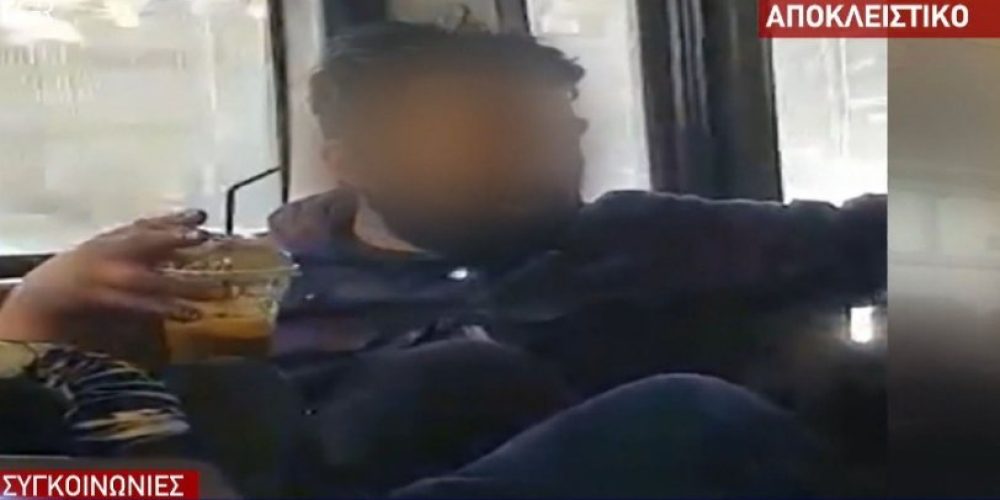 Μερακλής καθόταν σε λεωφορείο χωρίς μάσκα, με καφέ και τσιγάρο στο χέρι (video)
