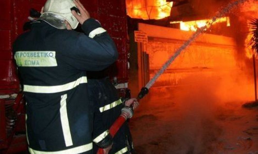 Χανιά: Άρπαξε φωτιά από τζάκι - Οικογένεια απεγκλωβίστηκε από το μπαλκόνι
