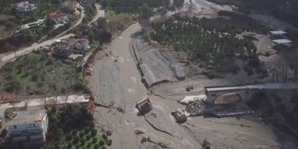 Συγκλονιστικό βίντεο πάνω από την γέφυρα του Κερίτη – Εικόνες από drone (βίντεο)