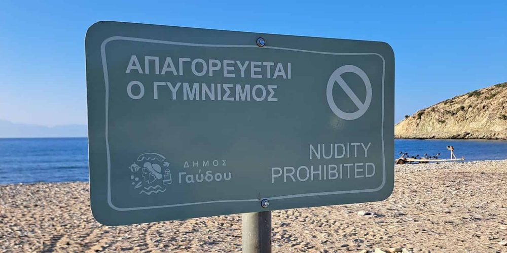 Χανιά: Αντιδράσεις για την πινακίδα «Απαγορεύεται ο γυμνισμός» στο Σαρακήνικο – Τι λέει η δήμαρχος