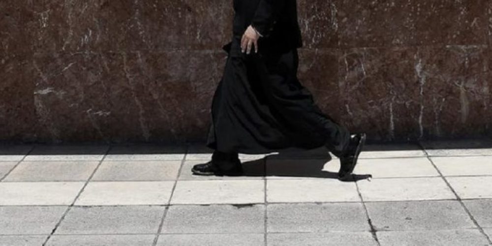 Κρήτη: Βρέθηκαν στην κατοχή ιερέα μη καταγεγραμμένες εικόνες – Έκρυβε δεκάδες χιλιάδες ευρώ σε τάπερ και κατσαρόλες