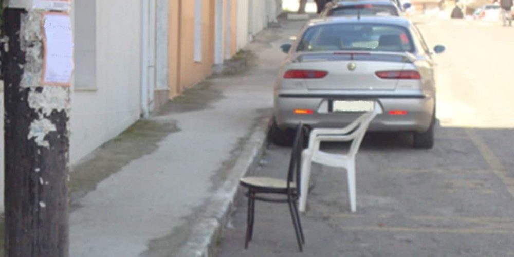 Τέλος οι καρέκλες και τα καφάσια για… σίγουρο πάρκινγκ – Βαριά πρόστιμα!