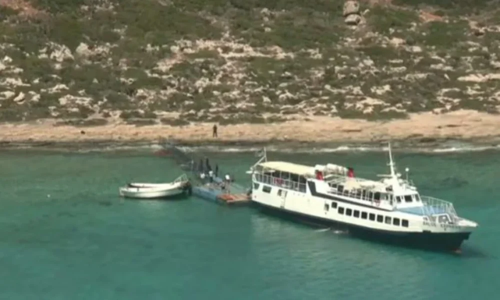 Χανιά - Μπάλος: Με συνοπτικές διαδικασίες επέστρεψε η πλωτή εξέδρα για την αποβίβαση των τουριστών μετά τις αντιδράσεις (video)