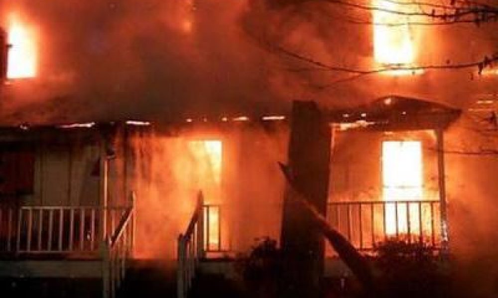 Κρήτη: Σπίτι έγινε παρανάλωμα του πυρός σε φωτιά που ξεκίνησε από τζάκι