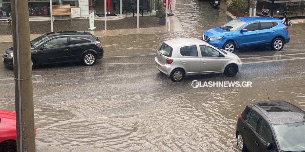 Χανιά: Πλημμύρισαν δρόμοι μέσα στην πόλη – Η έντονη βροχή μετέτρεψε σε ποτάμια κεντρικούς δρόμους (φωτο)