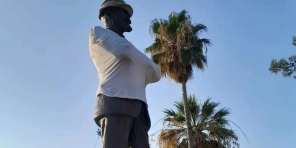 Εικόνες ντροπής στα Χανιά: Άγνωστοι βανδάλισαν το άγαλμα του Ελ. Βενιζέλου – Του φόρεσαν ρούχα και καπέλο