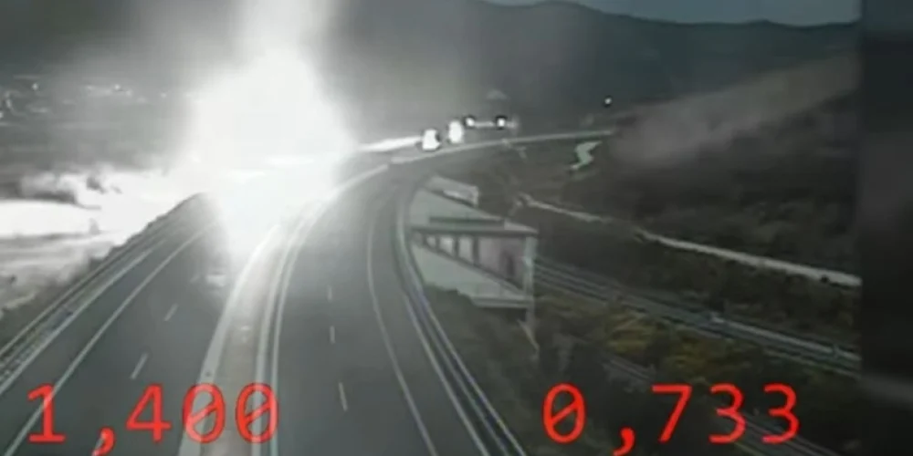 Νέο βίντεο ντοκουμέντο από την τραγωδία στα Τέμπη: Σαν έκρηξη ισχυρής βόμβας (video)