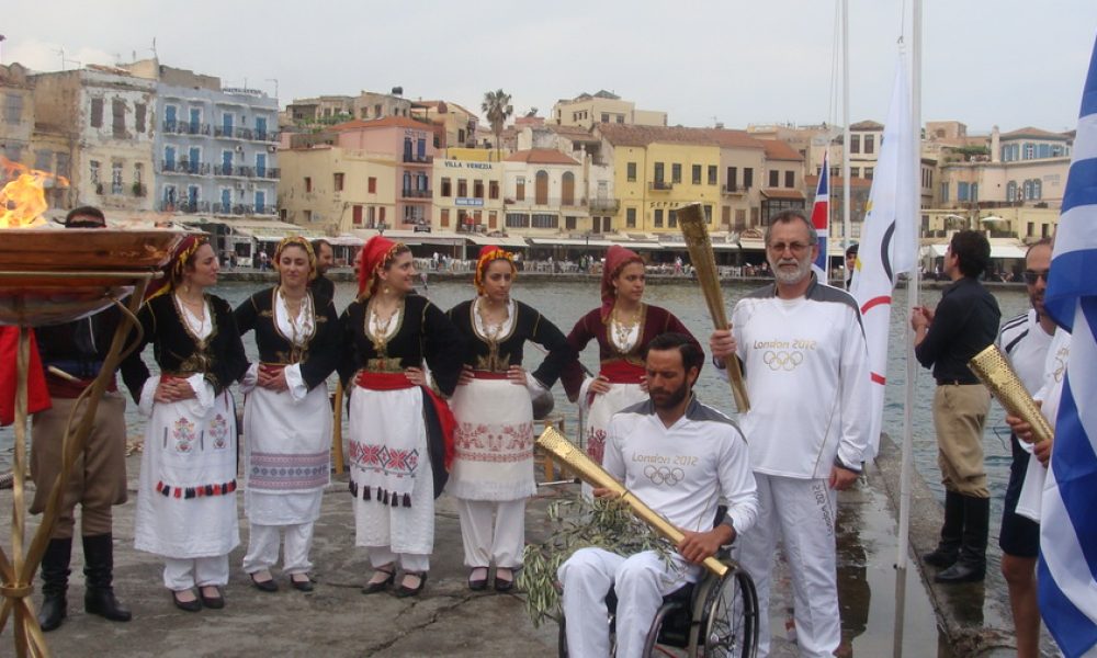 Η Ολυμπιακή φλόγα στο Ενετικό λιμάνι των Χανίων