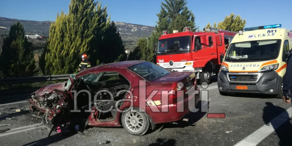 Σοβαρό τροχαίο με εγκλωβισμό – Ι.Χ. συγκρούστηκε με μπετονιέρα – Στο νοσοκομείο ο οδηγός (φωτο)