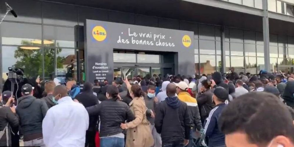 PS4 με €95 από τα Lidl προκάλεσε κοσμοσυρροή και χρειάστηκε επέμβαση της αστυνομίας (video)