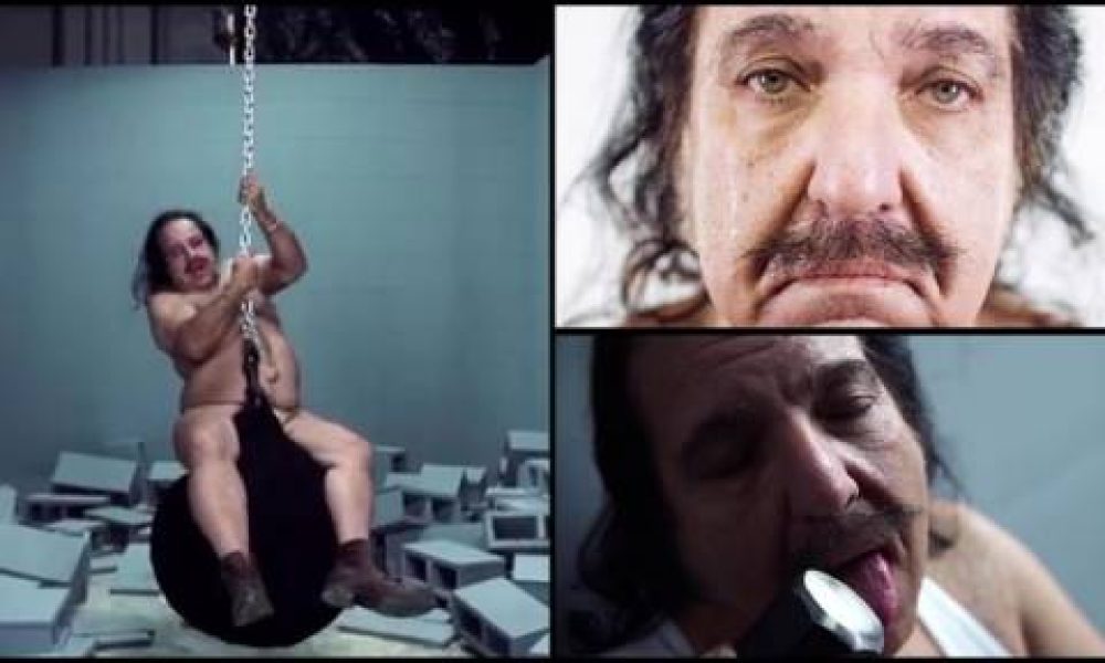 O 60χρονος πορνοστάρ Ron Jeremy υποδύεται τη Miley Cyrus (video)