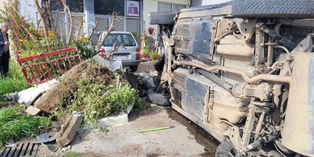 Τραγωδία: ΙΧ έπεσε σε στάση λεωφορείου, νεκρές μια 68χρονη και μια 20χρονη (φωτο)