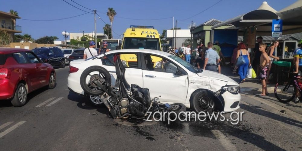 Χανιά: Σοβαρό τροχαίο στον Σταλό – Μηχανή «καρφώθηκε» κάτω από το αυτοκίνητο (φωτο – video)