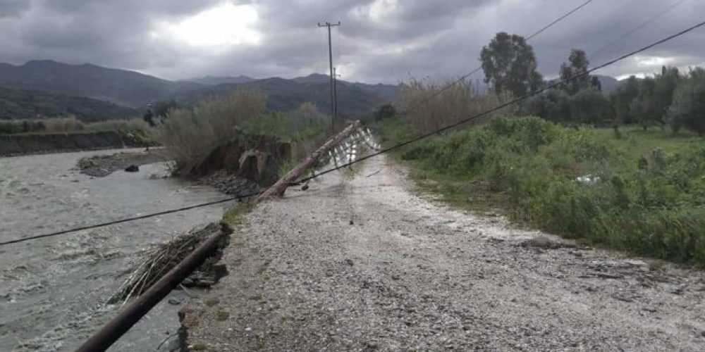 Τεράστια προβλήματα στο δίκτυο της ΔΕΔΔΗΕ στα Χανιά! Βούλιαξαν οι στύλοι μέσα στα ποτάμια…